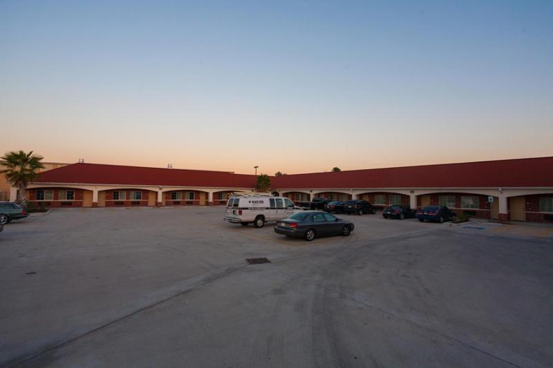 Redwoos Suites Missouri City Exterior photo